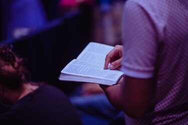 Vetan la ‘Biblia’ en varias escuelas de Utah por su contenido ‘pornográfico’