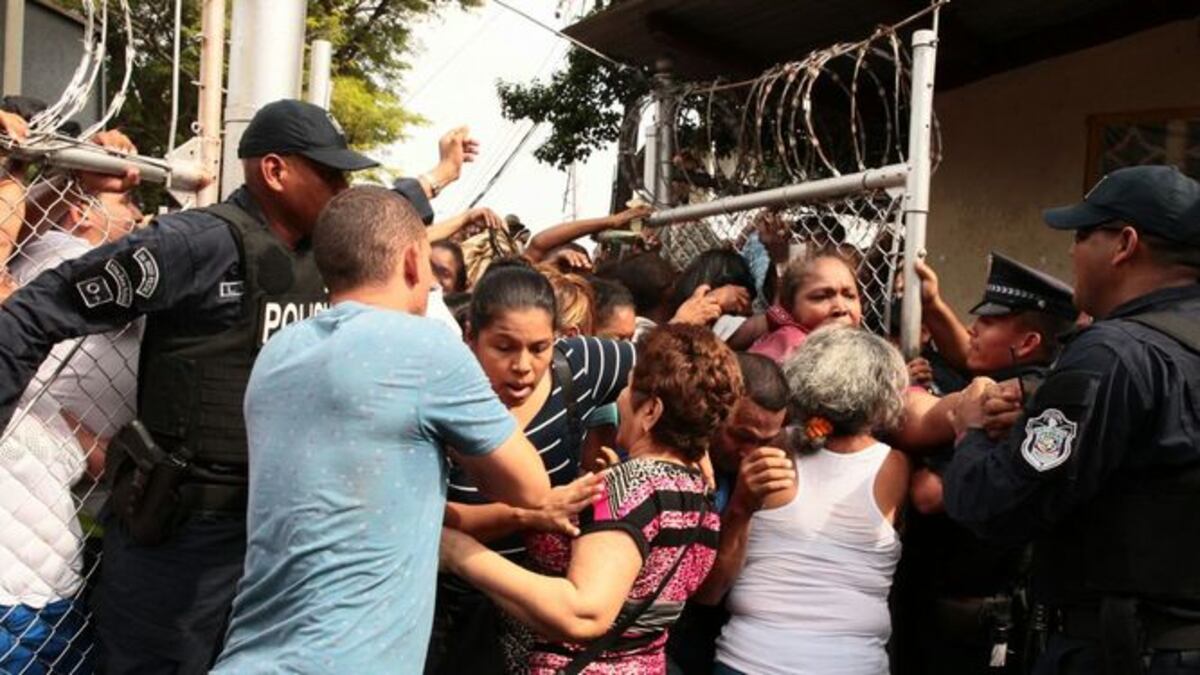 Empujones y quejas en el primer día de las ferias navideñas del IMA