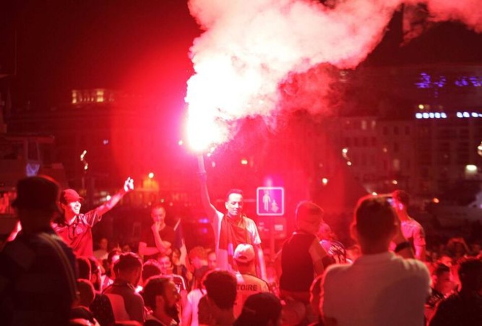 Incidentes entre hinchas y policía en los Campos Elíseos de París