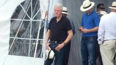 Bill Clinton recorre el parque eólico construido en Coclé