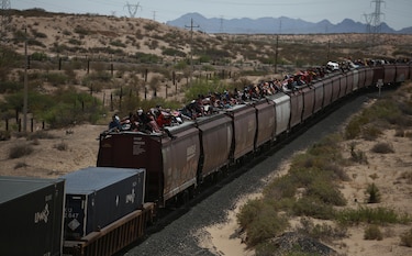 Miles de migrantes que llegan en tren a Ciudad Juárez deambulan por el río Bravo