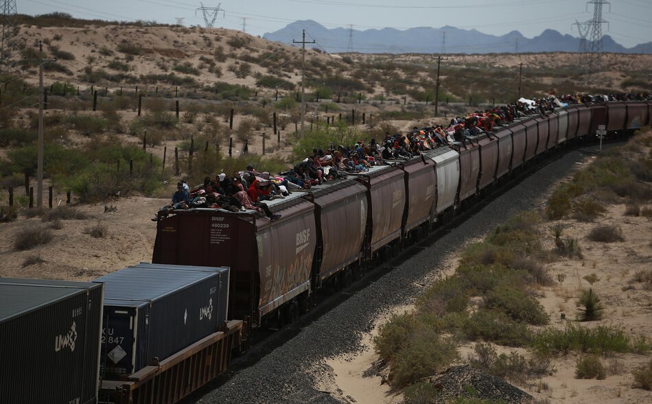 Miles de migrantes que llegan en tren a Ciudad Juárez deambulan por el río Bravo