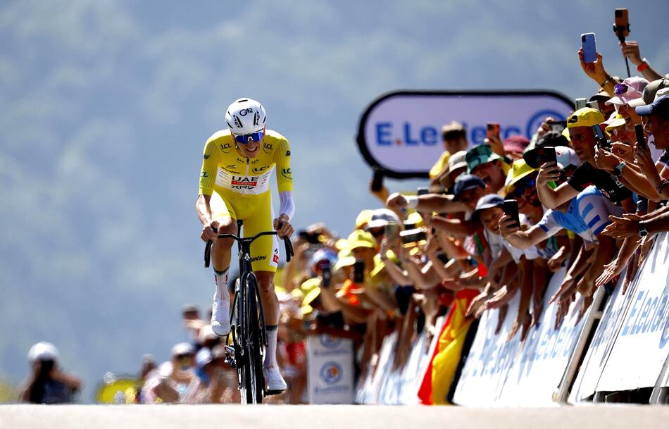 Tour de Francia: Pogacar también rompe el crono y vuela hacia París