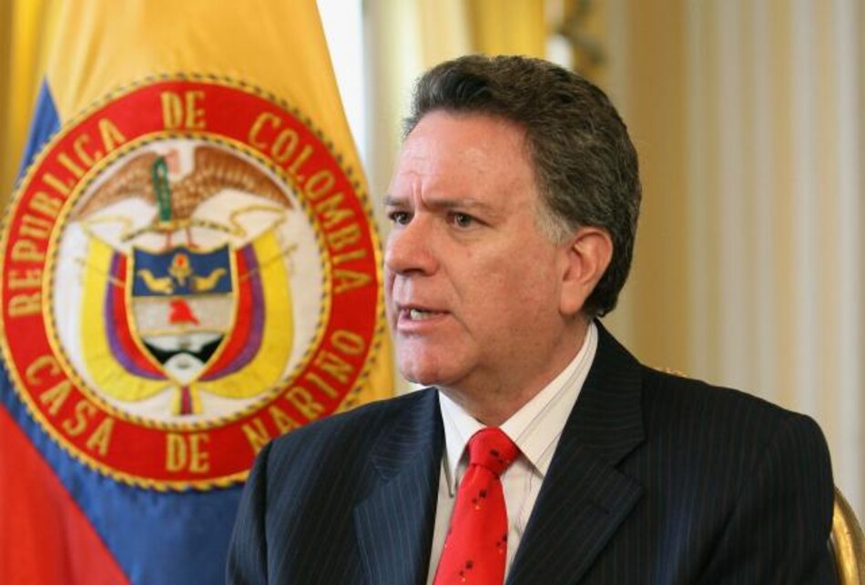 Comisionado de paz de Uribe, prófugo de la justicia, dice ser asilado político