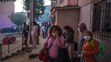 Un muerto por incendio en Viña y Valparaíso, que obliga a masiva evacuación