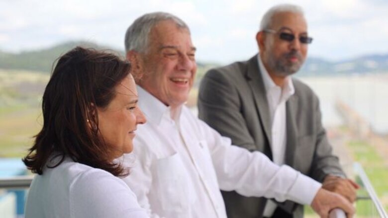 Michael Kozak usa guayabera, habla en español y visita el Canal de Panamá