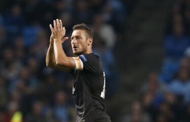 Roma le saca empate al City; Bayern gana con lo justo