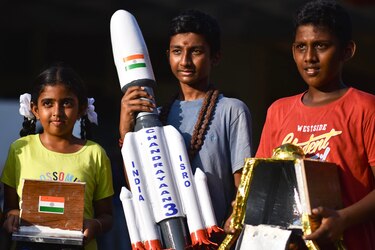 La misión espacial de la India logra con éxito alunizar en el polo sur de la Luna