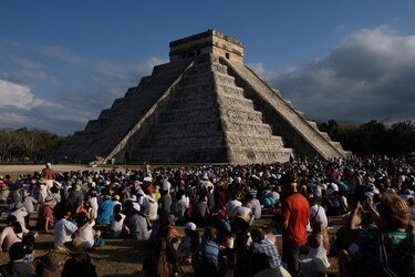 Turista sube al Castillo de Chichén Itzá y testigos exigen doble castigo