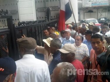 Burillo recibe a los jubilados que protestan en la Presidencia
