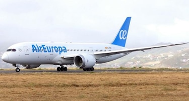 Avión de Air Europa vuelve a Miami tras ser alcanzado por un rayo