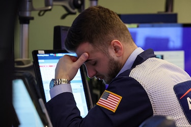 Wall Street cae a media sesión tras un nuevo ataque de Trump al presidente de la Fed