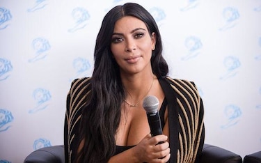 Ladrones vestidos de policía roban a Kim Kardashian joyas de $10 millones y le apuntan con pistola en el baño de hotel en París