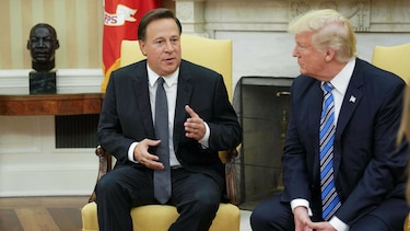 Varela no se dejó intimidar por el típico apretón de Trump