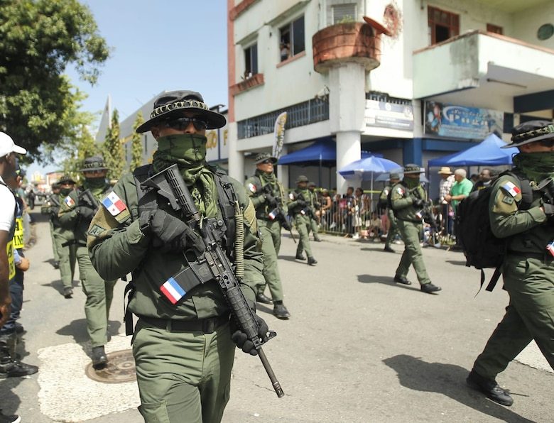 Desfile del 5 de noviembre en Colón: estamentos de seguridad exponen músculo ante el reto de la criminalidad