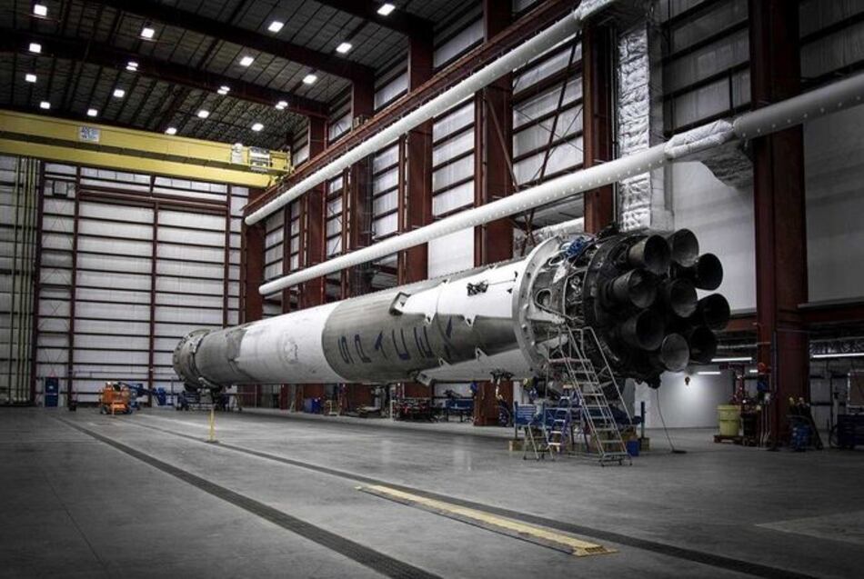 Motor de cohete de SpaceX recuperado regresa al hangar