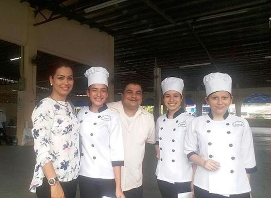 Estudiantes de la escuela El Macano ganan competencia de química en la cocina
