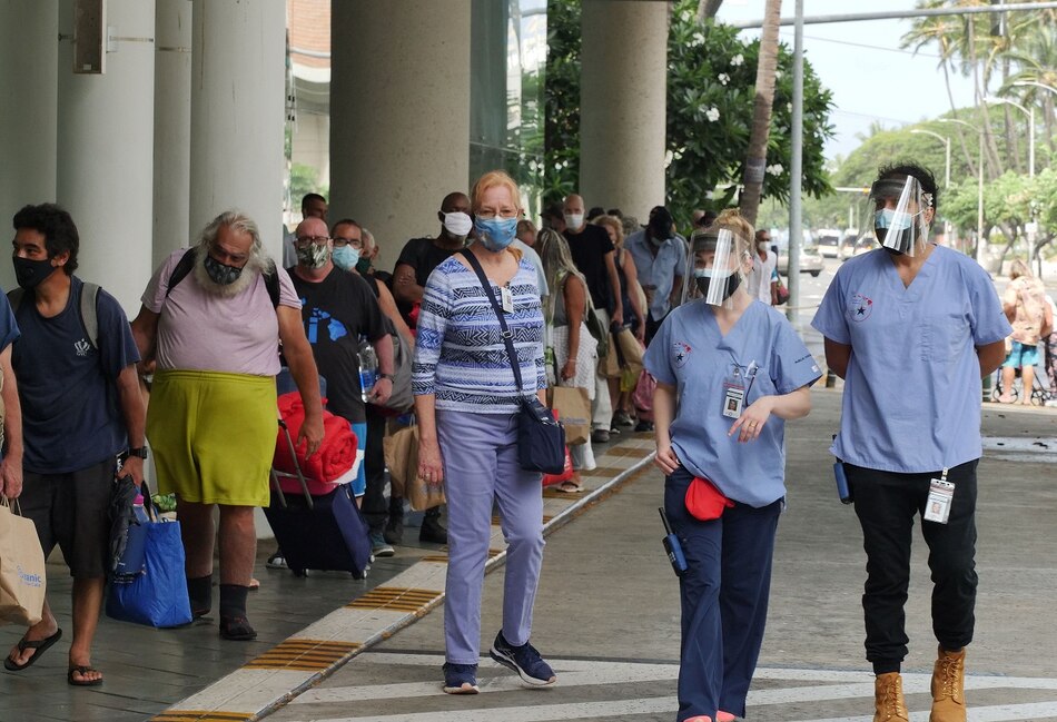 Huracán Douglas acecha a Hawái y Hanna se degrada a tormenta tropical