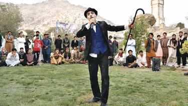El Chaplin afgano busca que la gente sonría y olvide el dolor