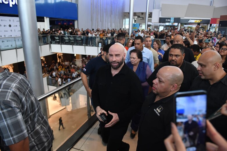 Decenas de fans reciben a John Travolta en Panamá: ‘¡John, John!’