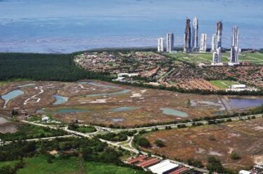 Millones corren hacia el este