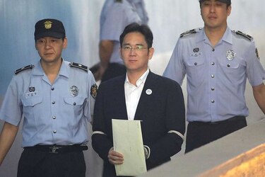 El heredero de Samsung, condenado a cinco años de prisión