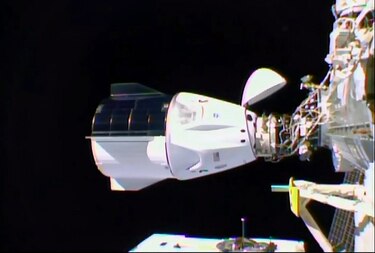 La cápsula Dragon de SpaceX Crew se acopla a la Estación Espacial Internacional