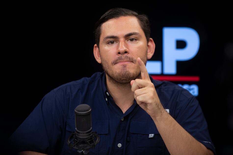 Juan Diego Vásquez confronta a Manuel Cheng por su abstención sobre anteproyecto de amnistía