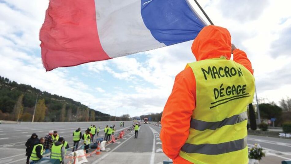 Emmanuel Macron busca poner fin a la crisis francesa