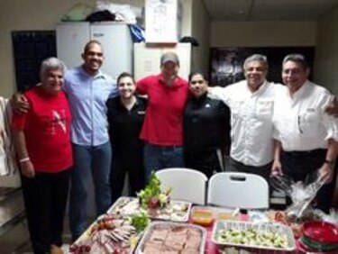 Riccardo Francolini y Jayson Pastor festejaron la Navidad en la sede de la Policía Nacional