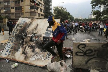 Tribunales militares venezolanos ordenan prisión preventiva para 50 civiles