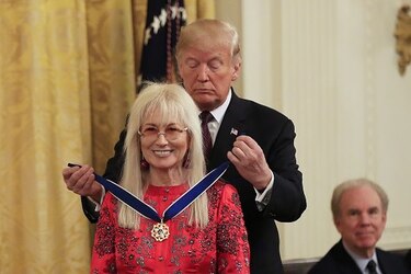 Donald Trump confiere la medalla presidencial a seis estadounidenses