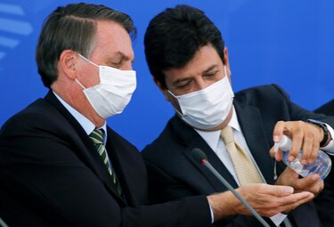 Bolsonaro destituye a ministro de Salud en plena crisis del coronavirus
