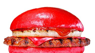 Lanzan hamburguesa de color rojo en Japón
