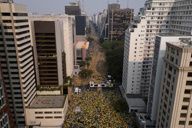 Bolsonaro reúne a miles de brasileños en defensa de Musk y su batalla contra el Supremo