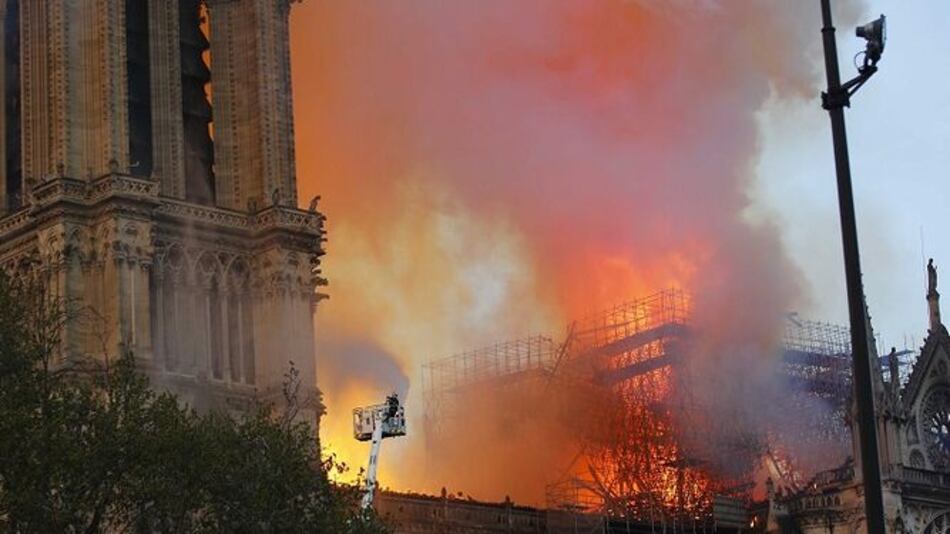 Conmoción por colosal incendio en la catedral de Notre Dame de París