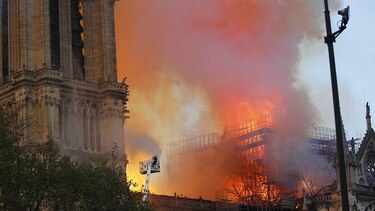 Conmoción por colosal incendio en la catedral de Notre Dame de París