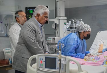 Mulino visita a niña herida por pedrada en protestas y pide cesar los enfrentamientos