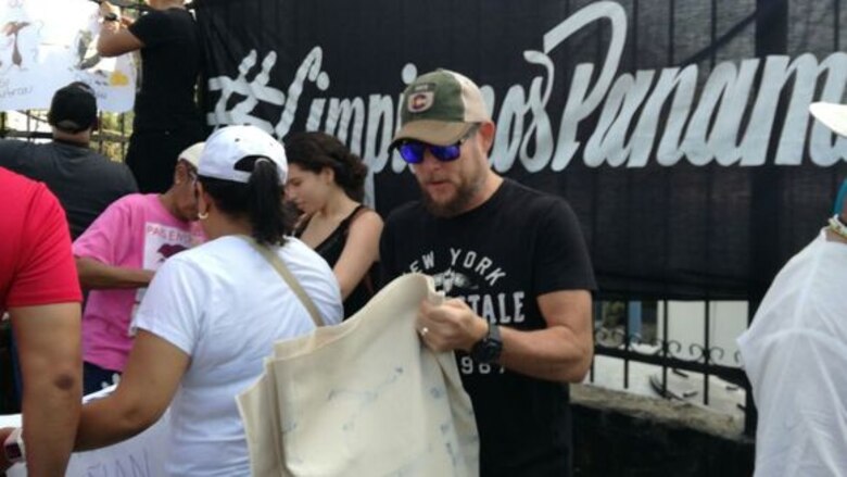 Ciudadanos colocan en la Asamblea pancartas en rechazo a la corrupción