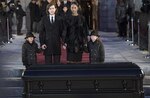 Amigos acompañan a Celine Dion en funeral de su esposo