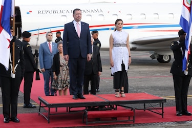 El presidente de Costa Rica, Rodrigo Chaves, llega a Panamá; abordará con Cortizo la crisis migratoria en la región