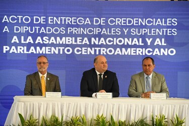 Entregan credenciales a diputados que resultaron electos el 5 de mayo pasado