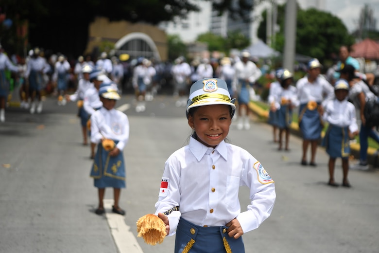 Con un colorido desfile se celebran los 505 años de la ciudad de Panamá