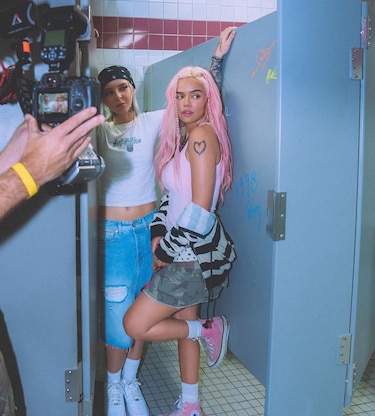 Karol G desata debate con el video de ‘Contigo’: provocación y arte