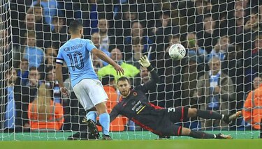 Bravo y Agüero salvan al City en los penaltis