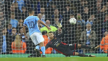 Bravo y Agüero salvan al City en los penaltis