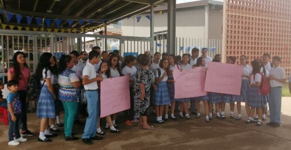 Alumnos y padres protestan en Chitré para exigir un bachiller en ciencias