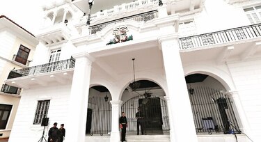Ejecutivo flexibiliza, una vez más, la contratación de funcionarios