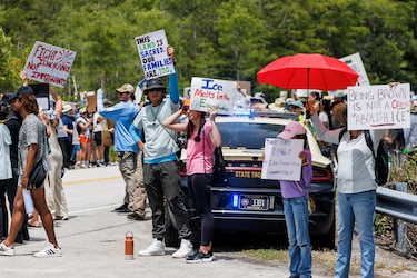 Masiva protesta contra cárcel migratoria ‘Alligator Alcatraz’ en vísperas de su apertura