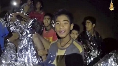 Estrellas del fútbol animan a los niños atrapados en una cueva en Tailandia